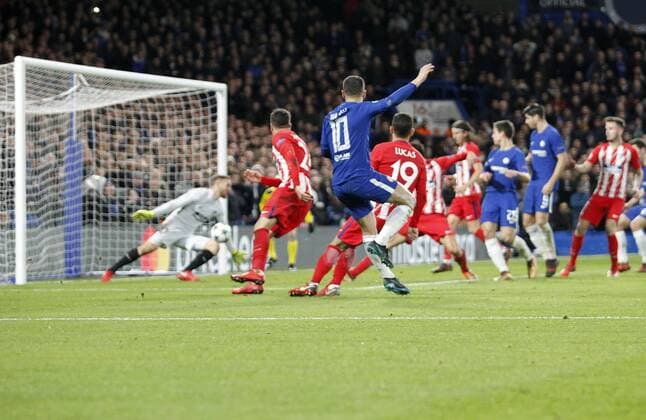 Eden Hazard of Chelsea FC scores the equaliser during the UEFA Champions League match between Chelsea and Atletico Madrid at Stamford Bridge, London, England on 5 December 2017. Copyright: xCarltonxMyriex 18110027