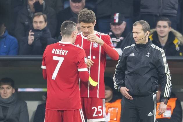 GER UEFA CL Bayern Muenchen GER vs Paris Saint Germain FRA 05 12 2017 Allianz Arena Muenchen GER UEFA CL Bayern Muenchen GER vs Paris Saint Germain FRA Group B pictured Thomas Mueller FCB 25 comes for Franck Ribery FCB 7 nordphotox xStraubmeier nph00004
