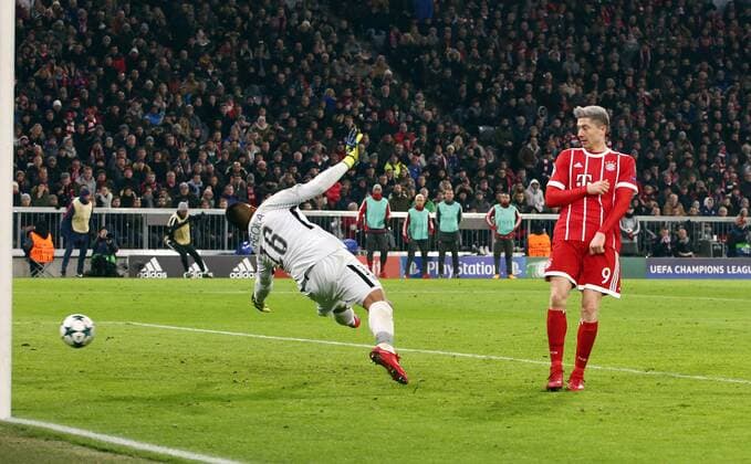 Goal to the 3 1 Corentin Tolisso out of the picture Robert Lewandowski Goalkeeper Alphonse Areola Sport Football Soccer UEFA CL Championsleague Mens season 2017 2018 05 12 2017 Bayern Munich FCB vs Paris St Germain PSG