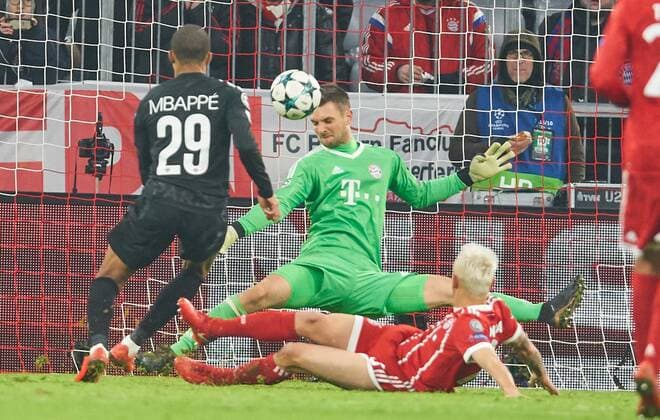 Sven ULREICH FCB 26 Goalkeeper saves against Kylian MBAPPE PSG 29 FC BAVARIA MUENCHEN PARIS SG Group stage return leg Soccer UEFA Champions League Muenchen 05 12 2017 CL Season 2017 2018 FCB SG Paris