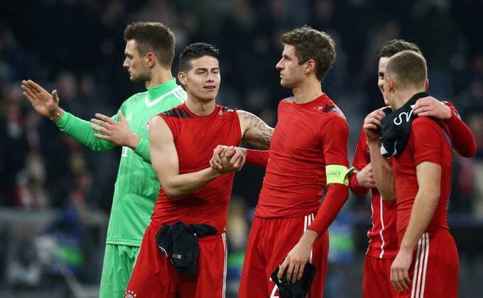 Goalkeeper Sven Ulreich James Rodriguez Thomas Mueller after end of the match with the fans Sport Football Soccer UEFA CL Champions League Mens Season 2017 2018 05 12 2017 Bayern Munich FCB vs Paris St Germain PSG