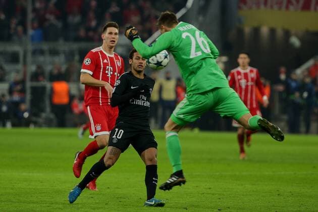 Muenchen Germany 05 12 2017 UEFA Champions League 2017 18 Season Group Stage Group B 6 Matchday FC Bayern Munich Paris Saint Germain Goalkeeper Sven Ulreich FCB clears header in front of Neymar PSG Left Niklas Suele FCB DeFodi501