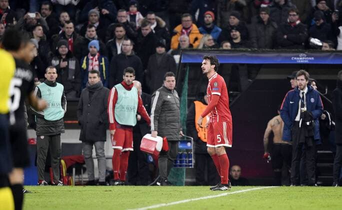 05 12 2017 Football UEFA Champions League 2017 2018 Group Stage 6 Gameday FC Bayern Munich Paris Saint Germain at the Allianz Arena Munich Mats Hummels Bayern Munich is furious after the final whistle and immediately goes into the cabin without going to the fans
