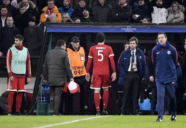 05 12 2017 Football UEFA Champions League 2017 2018 Group Stage 6 Gameday FC Bayern Munich Paris Saint Germain at the Allianz Arena Munich Mats Hummels Bayern Munich is furious after the final whistle and immediately goes into the cabin without going to the fans