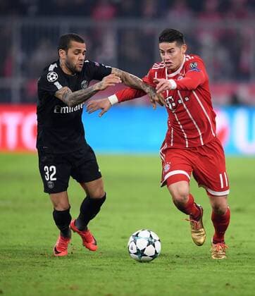 FOOTBALL CHAMPIONS LEAGUE SAISON 2017 2018 GROUP PHASE FC Bayern Muenchen Paris Saint Germain 05 12 2017 Dani Alves Paris Saint Germain vs James Rodriguez re FC Bayern Muenchen Muenchen