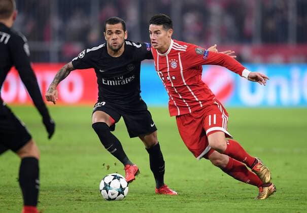 FOOTBALL CHAMPIONS LEAGUE SAISON 2017 2018 GROUP PHASE FC Bayern Muenchen Paris Saint Germain 05 12 2017 Dani Alves Paris Saint Germain vs James Rodriguez re FC Bayern Muenchen Muenchen