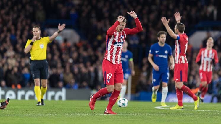 Football - 2017 2018 UEFA Champions League - Group C: Chelsea vs. Atletico Madrid Atletico players show their frustration at the referee after he gives another free kick to Chelsea at Stamford Bridge. COLORSPORT DANIEL BEARHAM  csp_che_atl_051217_