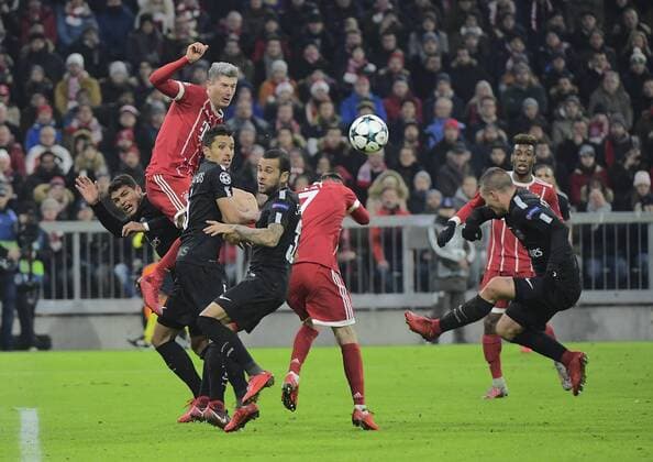 Bilder des Tages - SPORT Verratti vs Lewandowski FOOTBALL : UEFA Champions League - Bayern de Munich vs PSG - 5 12 20178 MAO Panoramic 