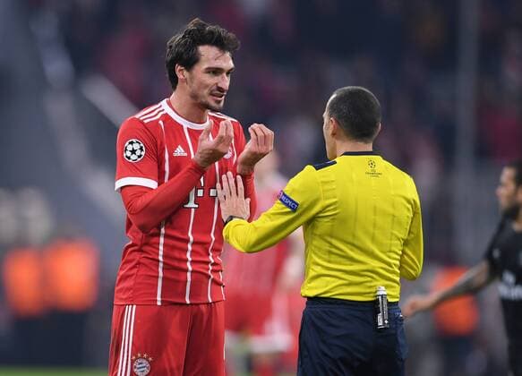 FOOTBALL CHAMPIONS LEAGUE SEASON 2017 2018 GROUP PHASE FC Bayern Muenchen Paris Saint Germain 05 12 2017 Mats Hummels FC Bayern Munich complains to referee Cueneyt Cakir re Muenchen