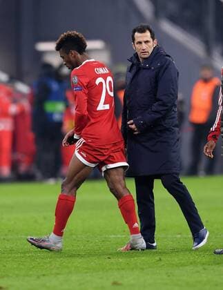 FOOTBALL CHAMPIONS LEAGUE SEASON 2017 2018 GROUP PHASE FC Bayern Muenchen Paris Saint Germain 05 12 2017 Kingsley Coman Bayern Muenchen injured sports director Hasan Brazzo Salihamidzic Muenchen shortly before the final whistle