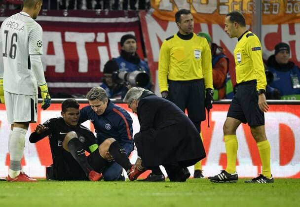Thiago Silva FC Paris Saint Germain injured PSG injury is treated by supporters Champions League CL group stage FC Bayern Munich FCB vs FC Paris Saint Germain PSG 05 12 2017 FC Bayern Munich FCB vs FC Paris Saint Germain PSG