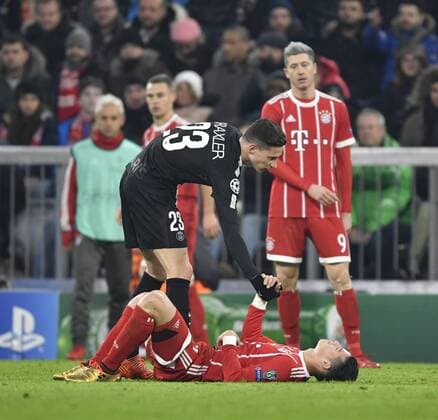 Fairplay Gesture Gesta Julian Draxler Paris Saint Germain PSG helps James Rodriguez FC Bayern Munich on its feet Champions League CL Group Stage FC Bayern Munich FCB vs FC Paris Saint Germain PSG 05 12 2017 FC Bayern Munich FCB vs FC Paris Saint Germain PSG
