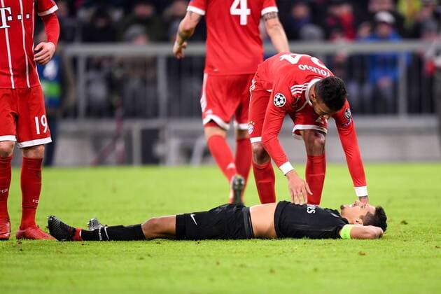 24 Corentin Tolisso (bay) - 05 MARQUINHOS (psg) - FAIR PLAY - BLESSURE FOOTBALL : Bayern Munich vs Paris SG - Ligue des Champions - 05 12 2017 AnthonyBIBARD FEP Panoramic 