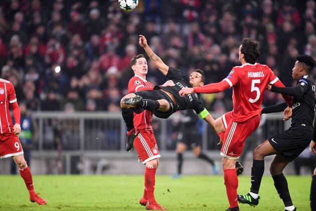 05 MARQUINHOS (psg) - 19 Sebastian Rudy (bay) - RETOURNE ACROBATIQUE FOOTBALL : Bayern Munich vs Paris SG - Ligue des Champions - 05 12 2017 AnthonyBIBARD FEP Panoramic 