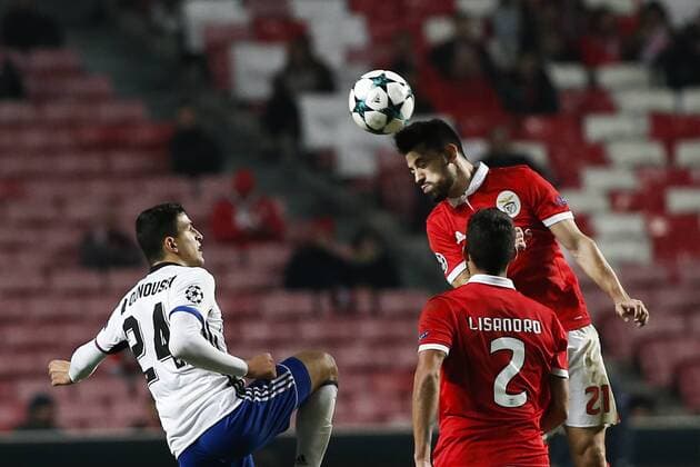 December 5, 2017 - Lisbon, Portugal - Benfica s forward Pizzi (R) vies for the ball with Basel s forward Mohamed Elyounoussi (L) during Champions League 2017 18 match between SL Benfica vs FC Basel, in Lisbon, on December 5, 2017. SL Benfica vs FC Basel - Champions League.FBL-EUR-C1-BENFICA-BASEL  - ZUMAn230 20171205_zaa_n230_428 Copyright: xCarlosxPalmax