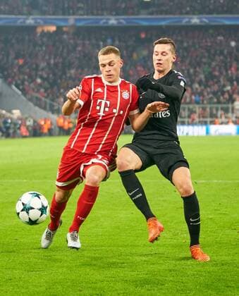 Joshua KIMMICH FCB 32 Duel action for the ball against Julian DRAXLER PSG 23 FC BAVARIA MUENCHEN PARIS SG 3 1 Group stage return match Football UEFA Champions League Munich 05 12 2017 CL Season 2017 2018 FCB SG Paris