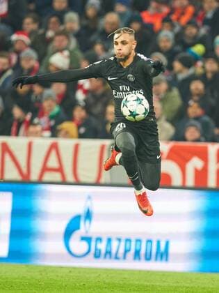 Layvin KURZAWA PSG 20 Single Action with Ball Full-length Cut Out Single Shot Portrait Action Full Body Single Shot Action Ball-Taking Ball Treatment FC BAYERN MUENCHEN PARIS SG 3 1 Group Stage Rueckspiel Soccer UEFA Champions League Munich 05 12 2017 CL Season 2017 2018 FCB SG Paris