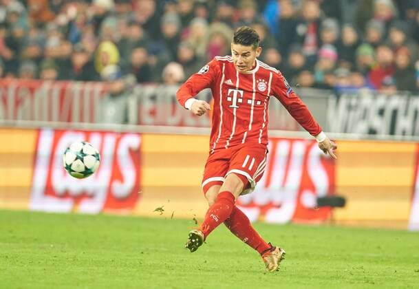 James RODRIGUEZ FCB 11 Single Action with Ball Full-length Cut Out Single Shot High Angle Action Full Body Single Shot Action Ball-Taking Ball Treatment FC BAYERN MUENCHEN PARIS SG 3 1 Group Stage Rueckspiel Soccer UEFA Champions League Munich 05 12 2017 CL Season 2017 2018 FCB SG Paris