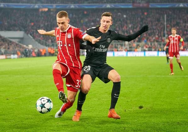Joshua KIMMICH FCB 32 Duel action for the ball against Julian DRAXLER PSG 23 FC BAVARIA MUENCHEN PARIS SG 3 1 Group stage return match Football UEFA Champions League Munich 05 12 2017 CL Season 2017 2018 FCB SG Paris