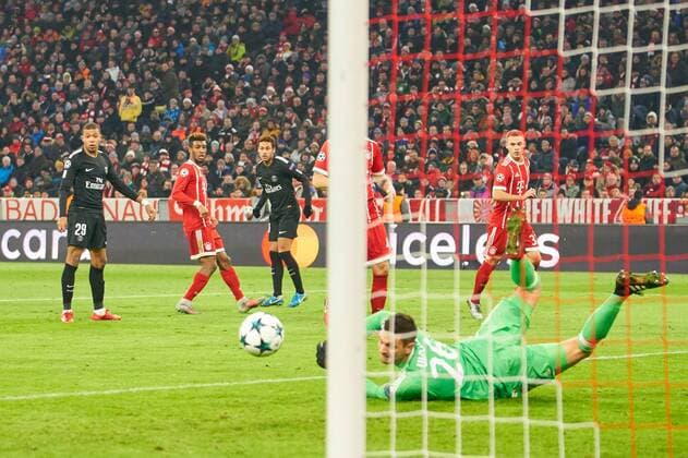 NEYMAR PSG 10 Sven ULREICH FCB 26 Goalkeeper kicks the ball catches catch capture Action Single Picture Cut Out Reaction Fist Fists Shot on goal Goal Draws Off Shots Free kick FC BAVARIA MUENCHEN PARIS SG 3 1 Group Stage Rueckspiel Soccer UEFA Champions League Muenchen 05 12 2017 CL Season 2017 2018 FCB SG Paris