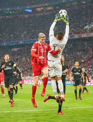Robert LEWANDOWSKI FCB 9 tackle action for the ball against Alphonse ARELOLA PSG 16 FC BAVARIA MUENCHEN PARIS SG 3 1 Group stage return match Soccer UEFA Champions League Munich 05 12 2017 CL season 2017 2018 FCB SG Paris