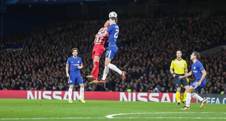 Bilder des Tages - SPORT (171206) -- LONDON, Dec. 6, 2017 -- Fernando Torres (L) of Atletico Madrid vies with Andreas Christensen of Chelsea during the UEFA Champions League Group C match between Chelsea and Atletico Madrid at Stamford Bridge in London, Britain on Dec. 5, 2017. The match drew 1-1. ) (SP)BRITAIN-LONDON-FOOTBALL-UEFA CHAMPIONS LEAGUE-CHELSEA VS ATLETICO MADRID RichardxWashbrooke 