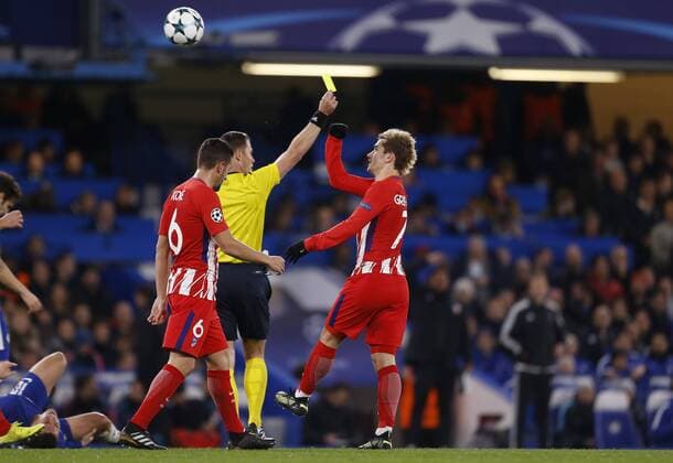 Partido de la Liga de Campeones entre el Chelsea y el Atletico. En la imagen, el arbitro saca tarjeta amarilla a Lucas Hernandez. Champions League match between Chelsea and Atletico. In this picture, the referee shows yellow card to Lucas Hernandez. 