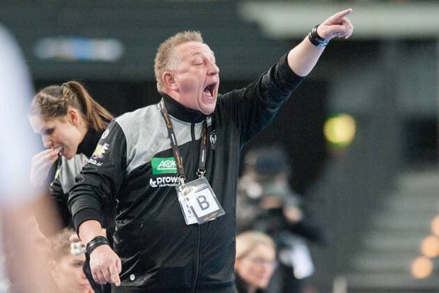 Michael BIEGLER Manager GER gives instructions Instruction Preliminary Group D Germany GER Serbia SRB 22 22 on 05 12 2017 in Leipzig Germany Handball World Cup Women in Germany 2017 from 01 12 17 12 2017 Â