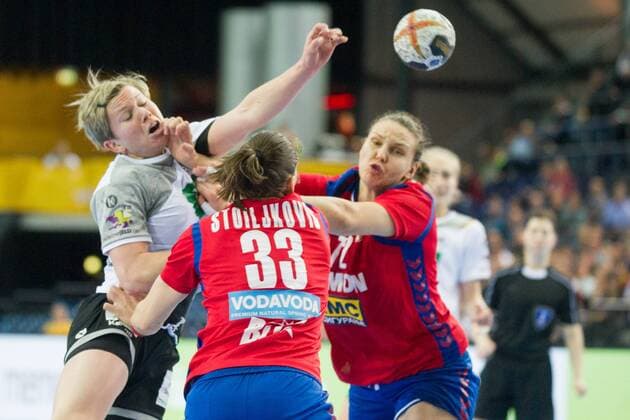 Friederike GUBERNATIS li GER vs Jovana STOILJKOVIC with SRB and Dragana CVIJIC SRB action Fight for the ball Preliminary round Group D Germany GER Serbia SRB 22 22 at 05 12 2017 in Leipzig Germany Handball Womens World Cup in Germany 2017 from 01 12 17 12 2017 Â