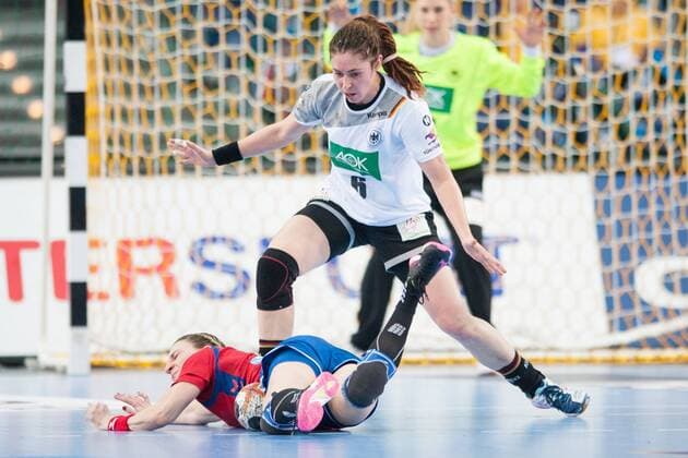 Jenny KAROLIUS hi GER vs. Tamara RADOJEVIC SRB Action Preliminary Round Group D Germany GER Serbia SRB 22 22 at 05 12 2017 in Leipzig Germany Handball Womens World Cup in Germany 2017 from 01 12 17 12 2017 Â