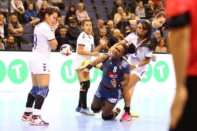 Laurisa Landre France in action against Leticia Ramona Martinez Forcado Paraguay France vs Paraguay Handball Women World Cup 05 12 2017 Trier Copyright: xWeiss xEibner-Pressefotox EP_rws