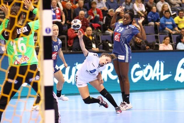 Goal of Fernanda Lujan Insfran Mora Paraguay on the right Gnonsiane Niombla France vs Paraguay Handball Women World Cup 05 12 2017 Trier Copyright: xWeiss xEibner-Pressefotox EP_rws