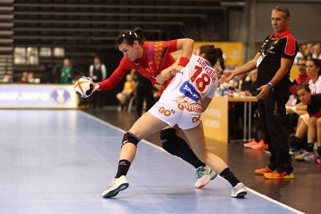 Cristina Neagu Romania in a fight with Maitane Echeverria Martinez Spain Romania vs Spain Handball Women World Cup 05 12 2017 Trier Copyright: xWeiss xEibner-Pressefotox EP_rws