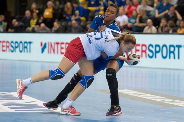 Polina Vedekhina Russia Russia 27 duel duel with Tamires Araujo Brazil Brazil 7 Handball Women World Cup Russia Brazil xobx