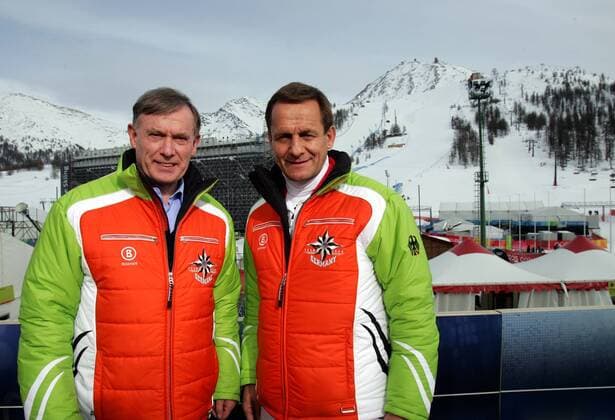 Bundespräsident Horst Köhler besuchte mit seiner Frau Eva die Olmpischen Spiele in Turin, hier steht er vor der Slalom und Riesenslalom Piste in Sestriere zusammen mit dem DSV Präsident Alfons Hörmann , Sestriere Italien *** Federal President Horst Köhler visited with his wife Eva in the Olmpischen games in Turin he stands here before the slalom and giant slalom piste in Sestriere with the DSV President Alfons Hörmann Sestriere Italy