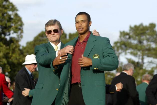 Hootie Johnson President of the Augusta National Golf Club helps Tiger Woods the Green Jacket Augusta Georgia, U S A