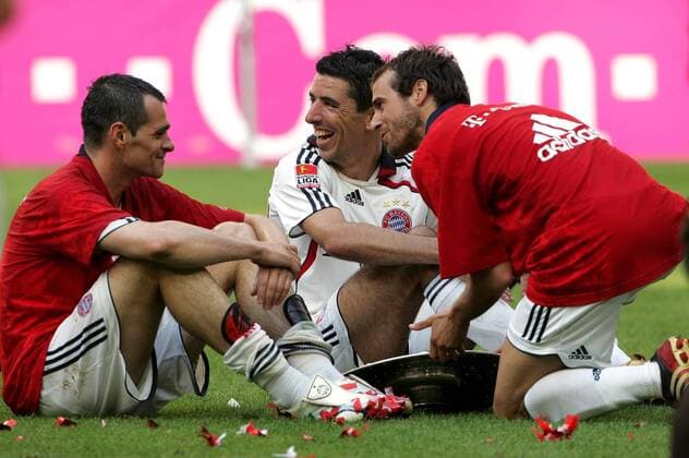 Willy Sagnol, Roy Makaay und Mehmet Scholl mit Meisterschaftsschale - Meisterschale - aufgenommen bei der Meisterschaftsfeier des FC Bayern in der Münchner Allianz Arena - 14.05.2006 , München Deutschland *** Willy Sagnol Roy Makaay and Mehmet Scholl with Championship Cup Champions Cup recorded at the Championship celebration of the FC Bayern Munich Allianz Arena 14 05 2006 Munich Germany