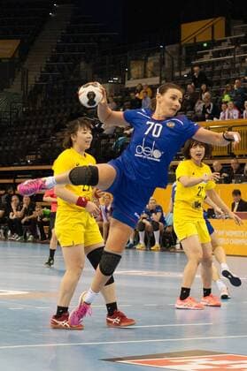 GER IHF World Cup 2017 Russia RUS vs Japan JPN 06 12 2017 EWE Arena Oldenburg Germany 23 IHF World Championship 2017 Womens first round Group C Russia vs Japan in picture Mayya PETROVA RUS 70 Anri MATSUMURA u200b u200bJPN 29 Nordphotox xRojahn nph00300