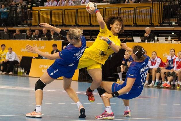 GER IHF World Cup 2017 Russia RUS vs Japan JPN 06 12 2017 EWE Arena Oldenburg Germany 23 IHF World Championship 2017 Women first round Group C Russia vs Japan in picture Daria DMITRIEVA Mayya PETROVA RUS 7 70 Aya YOKOSHIMA JPN 9 Nordphotox xRojahn nph00300