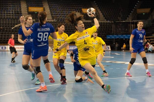 GER IHF World Cup 2017 Russia RUS vs Japan JPN 06 12 2017 EWE Arena Oldenburg Germany 23 IHF World Championship 2017 Women first round Group C Russia vs Japan in picture Yulia MARKOVA RUS 98 Yui SUNAMI JPN 4 Nordphotox xRojahn nph00300