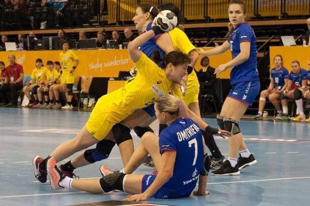 GER IHF World Cup 2017 Russia RUS vs Japan JPN 06 12 2017 EWE Arena Oldenburg Germany 23 IHF World Championship 2017 Women first round Group C Russia vs Japan in picture Daria DMITRIEVA Mayya PETROVA RUS 7 70 Mana OHYAMA JPN 25 Nordphotox xRojahn nph00300