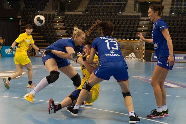 GER IHF World Cup 2017 Russia RUS vs Japan JPN 06 12 2017 EWE Arena Oldenburg Germany 23 IHF World Championship 2017 Womens first round Group C Russia vs Japan in picture Kseniia MAKEEVA Anna VYAKHIREVA RUS 19 13 Mana OHYAMA JPN 25 Nordphotox xRojahn nph00300