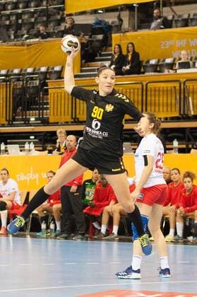 GER IHF World Cup 2017 Tunisia TUN vs Montenegro MNE 06 12 2017 EWE Arena Oldenburg Germany 23 IHF World Championship 2017 Womens first round Group C Tunisia vs Montenegro in the picture Oumayma DARDOUR DO 25 Milena RAICEVIC MNE 90 Nordphotox xRojahn nph00300
