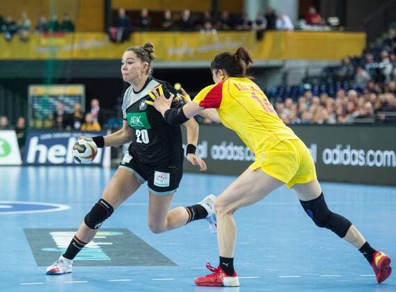vl Emily BOELK 20 GER Liu XIAOMEI 14 CHN Preliminary Group Play Germany China in Leipzig on 06 12 2017 Handball 23 Women Handball World Cup Germany 2017