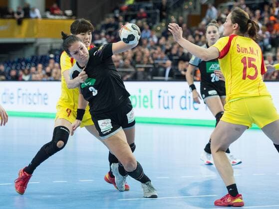 vl Wu NANA 9 CHN Isabell Klein 3 GER Sun MENGYING 15 CHN Preliminary Group Play Germany China in Leipzig on 06 12 2017 Handball 23 Women Handball World Cup in Germany 2017