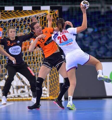 6-12-2017 HANDBAL:NEDERLAND-SERVIE:LEIPZIG WK Handbal Dames 2017 Nederland - Servie 27-27 Yvette Broch 13 NED en POP-LAZIC Sladana 20 SRB Foto: Henk Seppen xVIxVIxImagesx xSoenarxChamidxsportfotografiexIVx 9501022