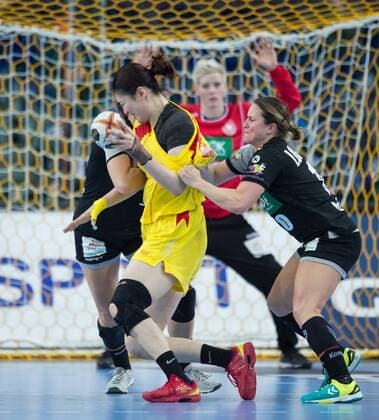 vl Isabell Klein 3 GER Sha ZHENGWEN 18 CHN and Anna Loerper 10 GER Preliminary Group Play Germany China in Leipzig on 06 12 2017 Handball 23 Women Handball World Cup Germany 2017