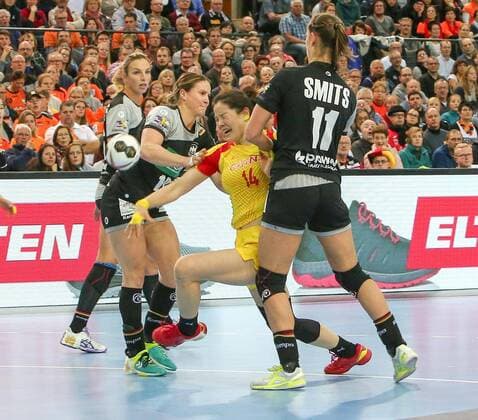 Germany China Handball Women WC Leipzig 06 12 2017 Arena Leipzig World Cup 2017 Handball Women Preliminary Group D Germany GER vs Peoples Republic of China CHN Pictured v l Anna Loerper 10 Germany Liu XIAOMEI 14 China and Xenia Smits 11 Germany