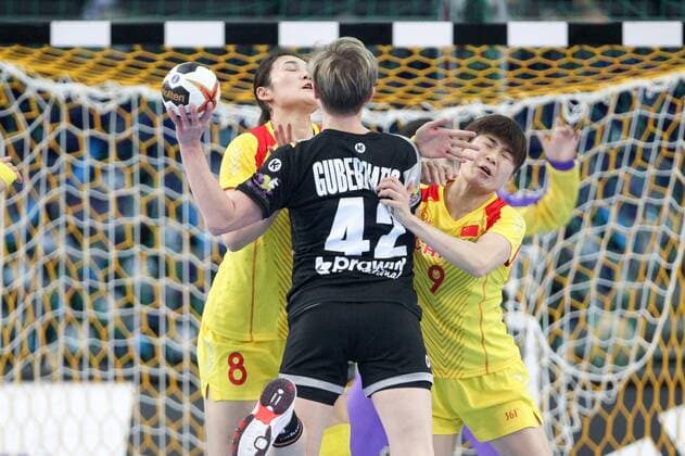 Germany China Handball Women World Cup Leipzig 06 12 2017 Arena Leipzig World Cup 2017 Handball Women Preliminary Group D Germany GER vs Peoples Republic of China CHN Pictured l Qiao RU 8 China Friederike Gubernatis 42 Germany and Wu NANA 9 China
