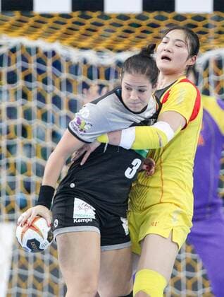 Germany China Handball Women World Cup Leipzig 06 12 2017 Arena Leipzig World Cup 2017 Handball Women Preliminary Group D Germany GER vs Peoples Republic of China CHN Pictured l Isabell Klein 3 Germany and Qiao RU 8 China